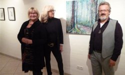 Renata Heimerl, Carola Insinger und Johann Maierhofer vor einem Heimerl-Gemälde bei der Eröffnung der Ausstellung Foto: Leopold