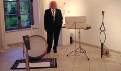 Jeff Beer führte bei der Eröffnung seiner Ausstellung in Distelhausen auch eine Eigenkomposition auf der Großen Trommel vor. Foto: S. Wolke