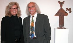 Jeff Beer und Galeristin Carola Insinger neben „Mädchen mit Blumenstrauß“: Die Eisenplastik aus dem Jahr 1985 wurde aus New York für die Ausstellung geholt. Foto: K. Kelber
