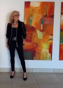 Galeristin Carola Insinger freut sich wieder auf die Besucher - (Die Corona-Hygienevorschriften müssen eingehalten werden.)