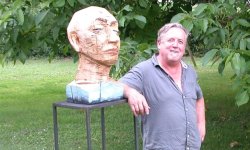 Helmut Wolf arbeitet oft mit Holz, auch wenn es mühsam ist. Foto: Ulrich Kelber
