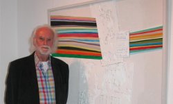 Helmut Rösel vor „Input-Output … Datenkontrolle“ in der Galerie Carola Insinger Foto: Kelber