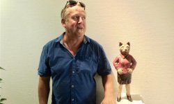 Helmut Wolfs Katzenskulptur ist besonders charmant. Sie bleibt ganz Katze und wird doch Mensch. Foto: Wolf