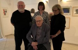 Sehenswerte Ausstellung: Der Pfarrer und Sammler Josef Roßmaier (vorne), Galeristin Carola Insinger (r.) Kuratorin Christiane Haupt-Schmid und Künstler Gunter Kempf Foto: Böckel