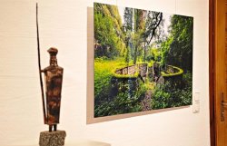 Fotokünstler Peter Untermaierhofer zeigt einen „Lost Place“, Rudi Weichmann eine Wächterfigur aus Bronze. - Foto: Michael Scheiner