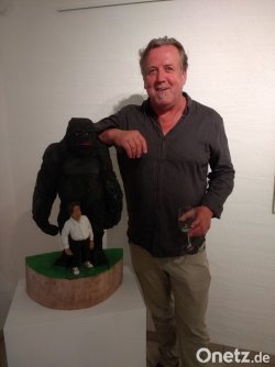 Der gelernte Holzbildhauer Helmut Wolf wollte weg vom Kunsthandwerk. Seitdem schnitzt und zeichnet er mit Vorliebe Gorillas. Foto: Onetz.de. Susanne Wolke