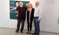Ausstellungseröffnung in Distelhausen: Günther Kempf (l.) mit Galeristin Carola Insinger und OB Joachim Wolbergs vor einem seiner Frauen-Porträts Foto: Kelber